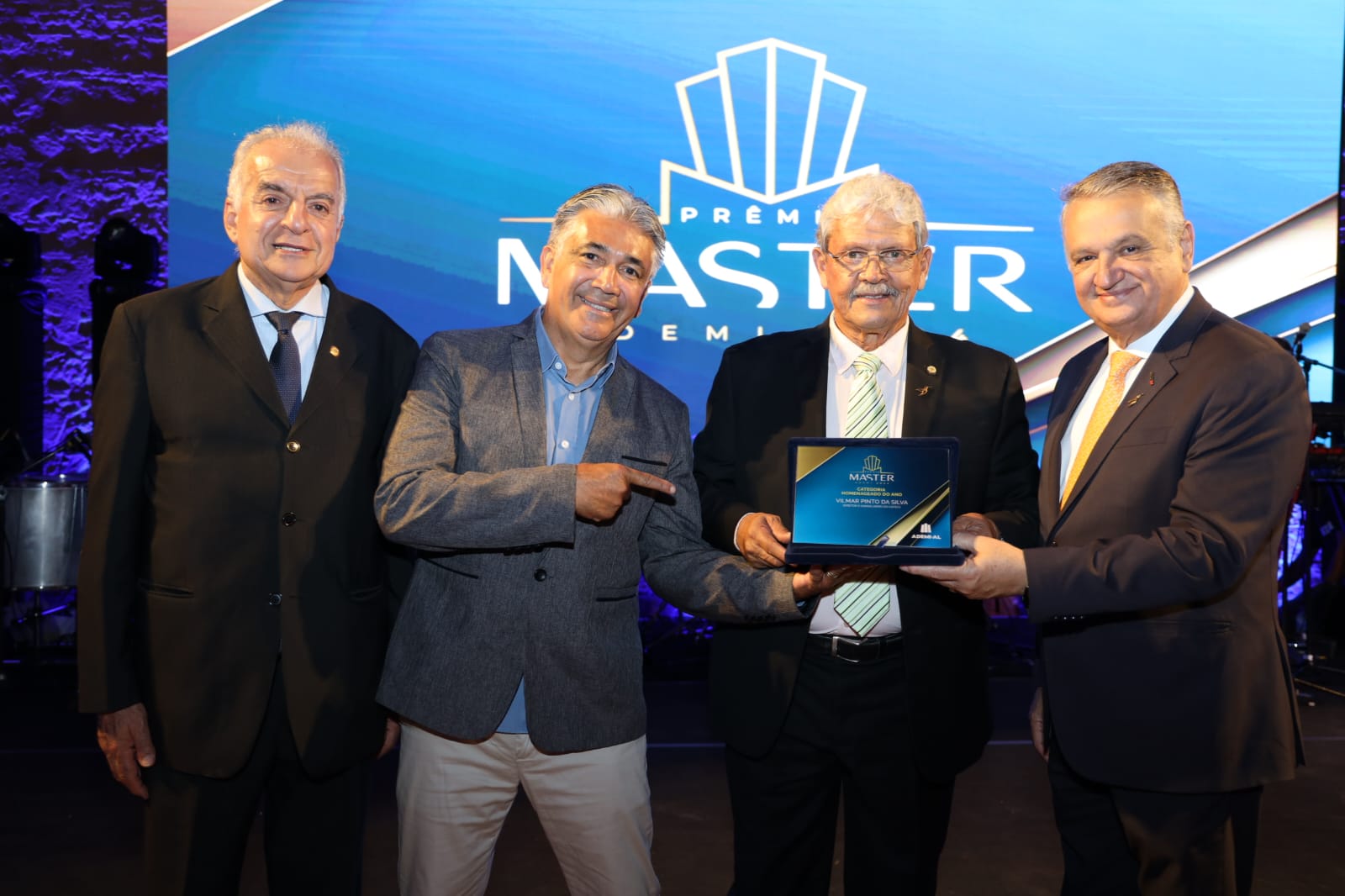 VILMAR PINTO RECEBE HOMENAGEM DA ADEMI NA ENTREGA DO PRÊMIO MASTER