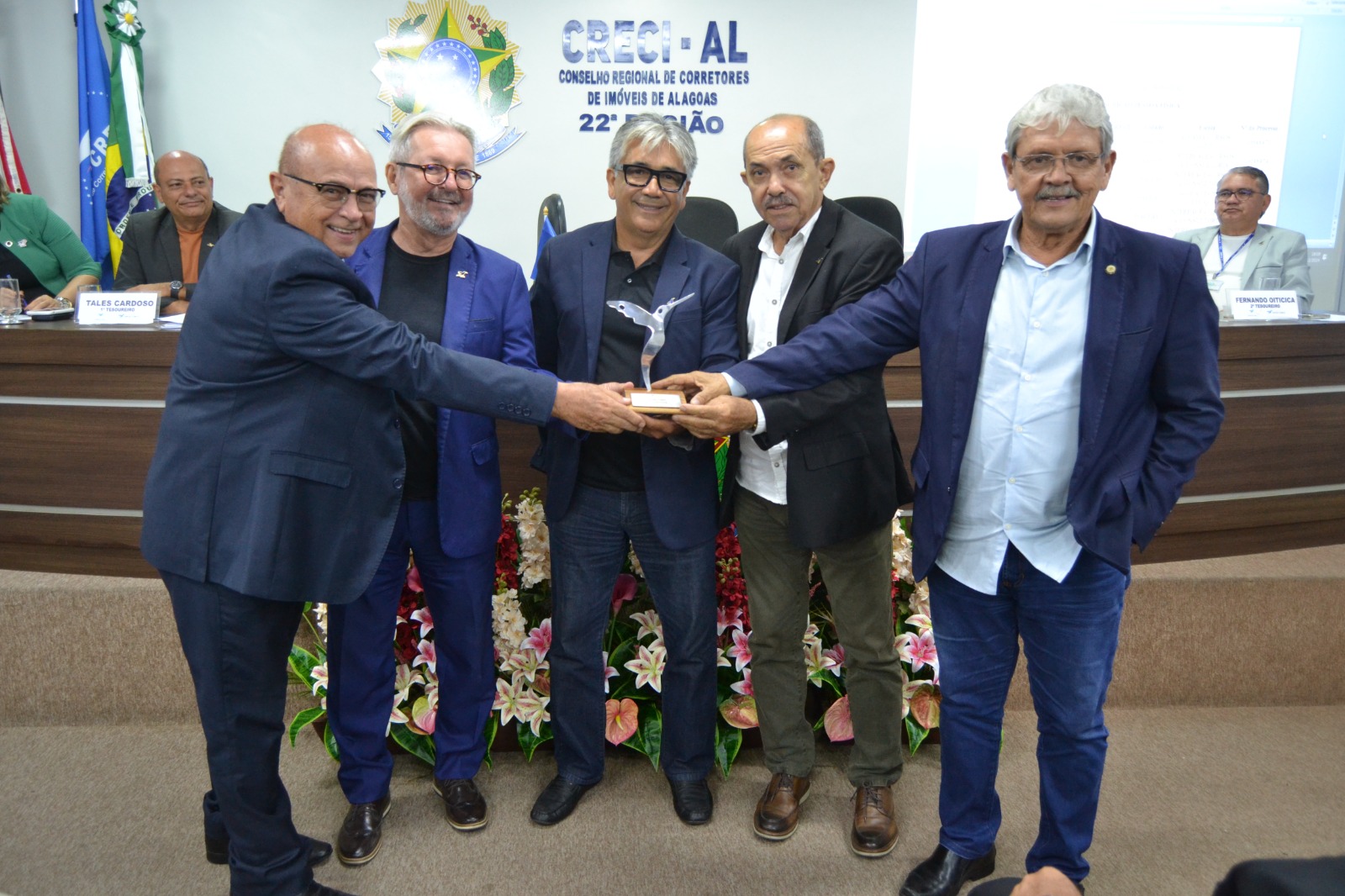 NA ÚLTIMA PLENÁRIA DO ANO, CRECI PRESTA HOMENAGEM A UILTON VASCONCELOS
